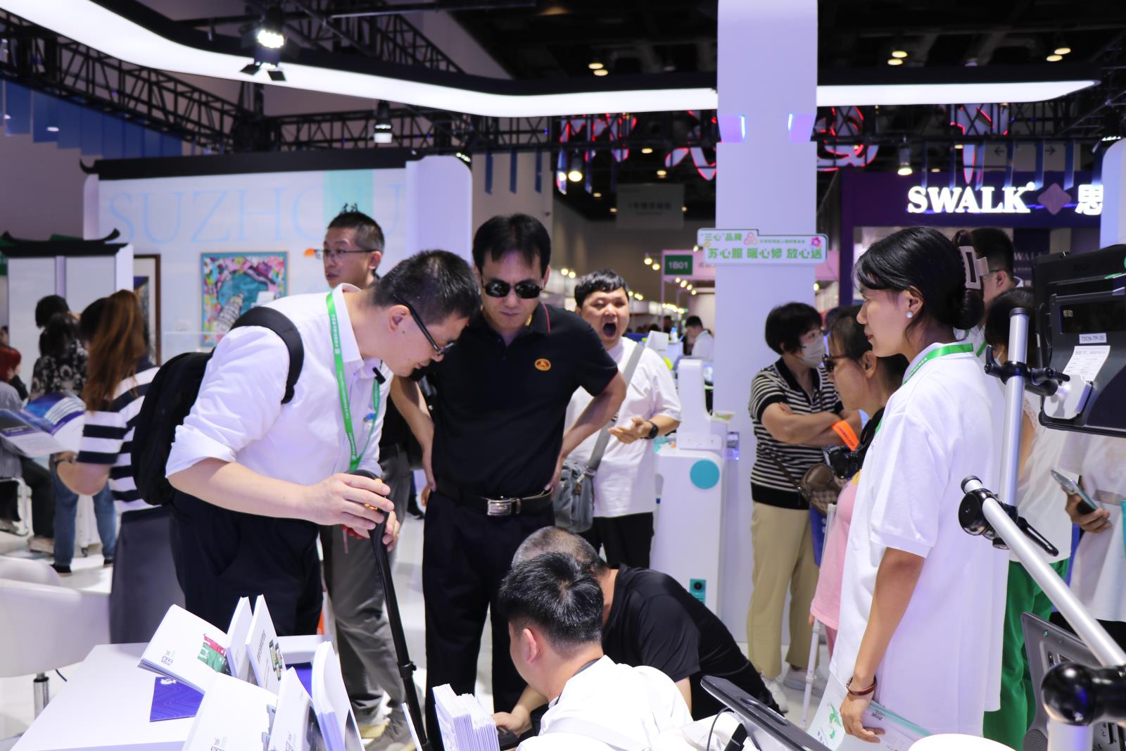 图为朱清毅董事长引导视障朋友感受AI LOOK.JPG