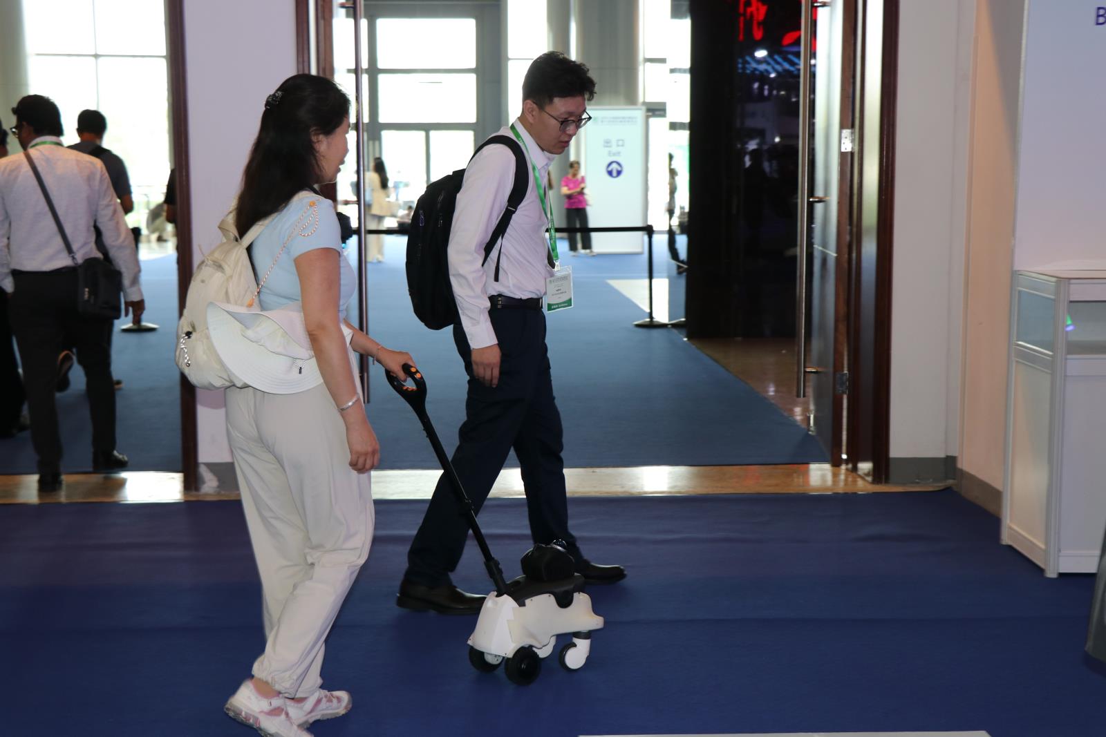 图为视障朋友体验AI LOOK引领避障.JPG